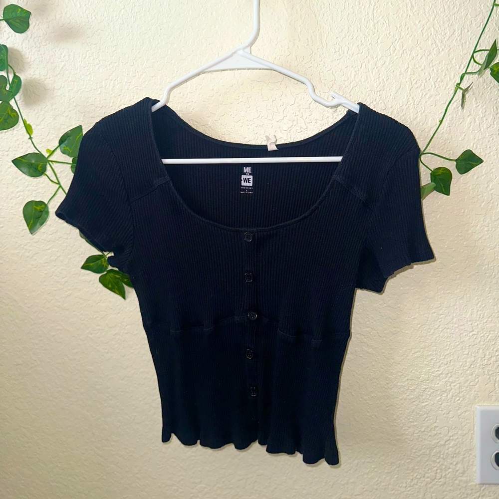 Black button crop top
